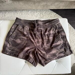 Athleta Green and Brown Farallon Cargo Shorts Camouflage size 4